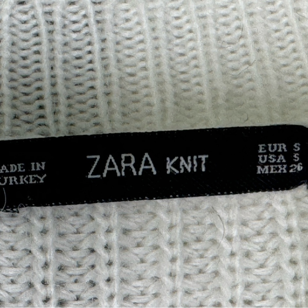Zara Knit Sweater with Stripes - Cozy and Chic for Every Season - Picture 4 of 4